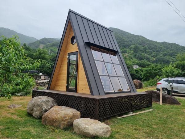 세모 지붕의 오두박 형태로 이뤄진 야외 찻자리(하동군 제공)