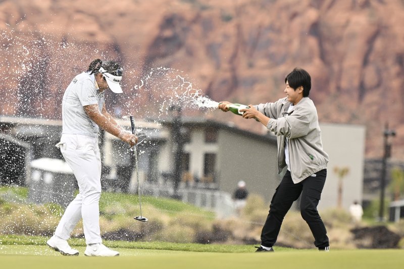 [아이빈스=AP/뉴시스] 미국여자프로골프(LPGA) 투어 블랙 데저트 챔피언십에서 우승한 유해란. 2025. 5. 4.