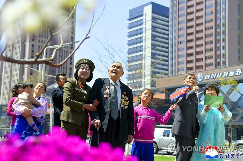 평양 화성지구 3단계 주택에 입주하는 북한 주민들 (출처=연합뉴스)