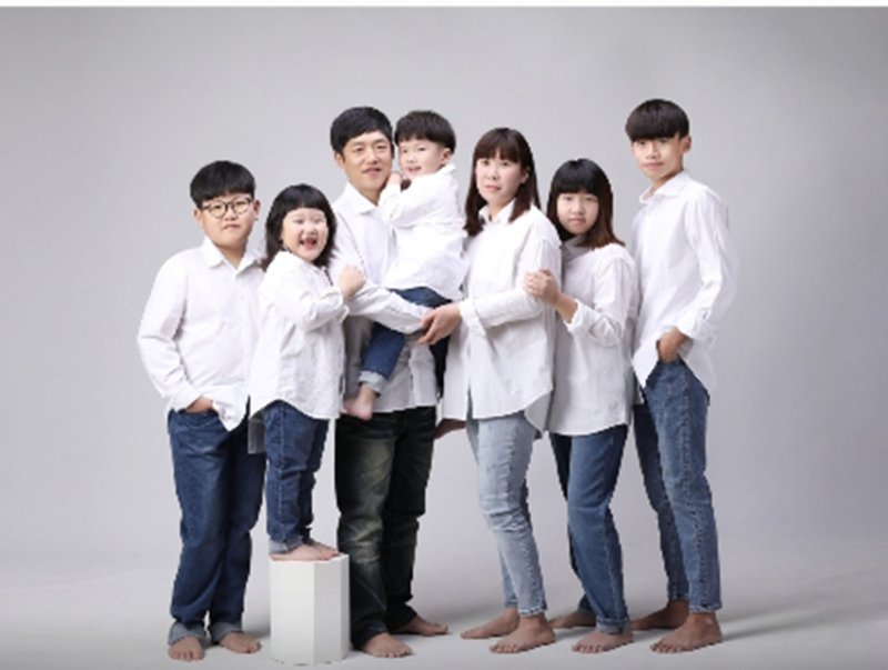 장흥에 거주하는 박제정·김혜숙 씨 부부와 5남매가 함께 찍은 가족 사진.(본인 제공. 재판매 및 DB 금지) ⓒ