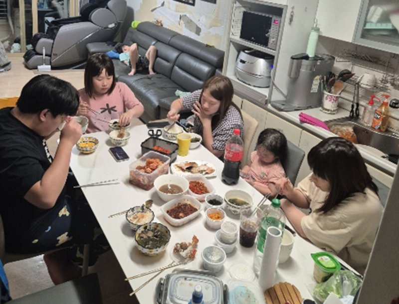 장흥에 거주하는 박제정·김혜숙 씨네 부부가 집에서 식사하고 있는 모습.(본인 제공. 재판매 및 DB 금지) 2025.5.2/뉴스1