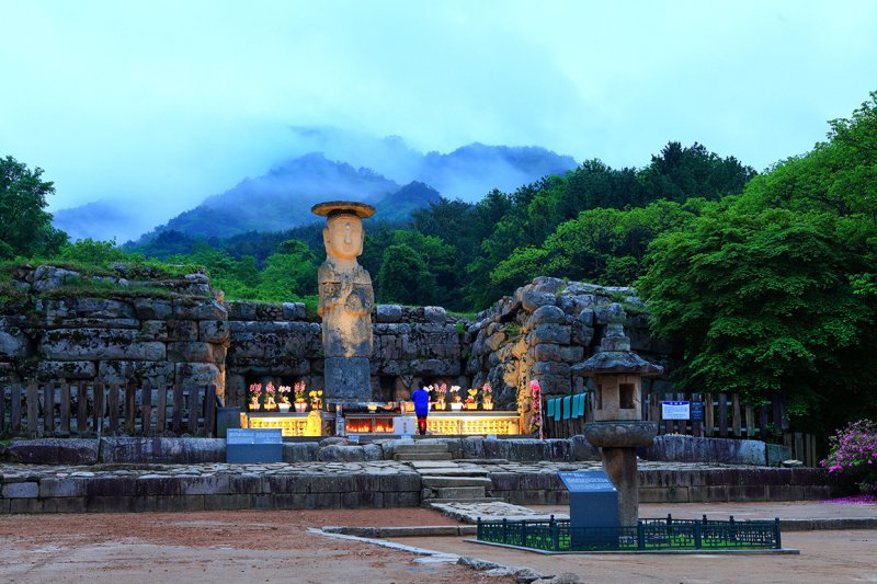 5일 부처님오신날을 맞아 우리나라에 불교가 전파된 고갯길 충주 하늘재가 주목받고 있다. 사진은 하늘재 미륵대원지.(충주시 제공. 재판매 및 DB금지)/뉴스1