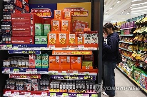명동 CU 편의점의 '건강기능식품' 매대 (출처=연합뉴스)