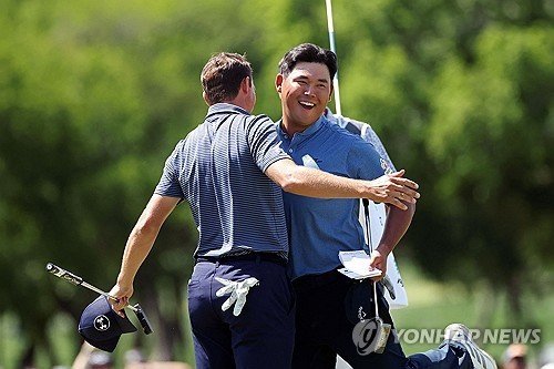 4라운드를 마치고 조던 스피스와 몸통을 부딪치며 웃는 김시우. (출처=연합뉴스)