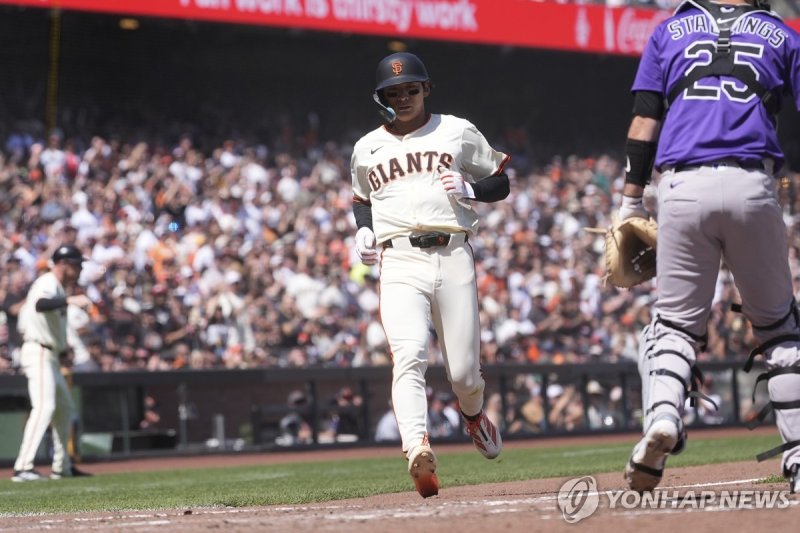 홈을 밟는 이정후 (출처=연합뉴스)