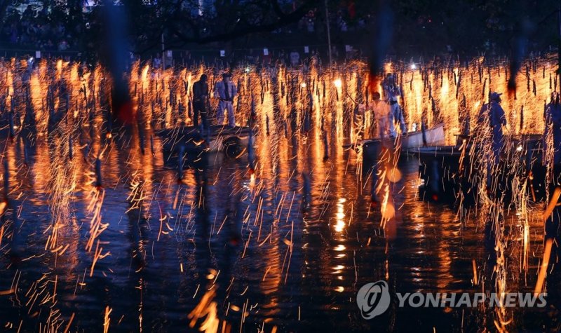 2022년 열린 '함안 낙화놀이' 모습 (출처=연합뉴스)