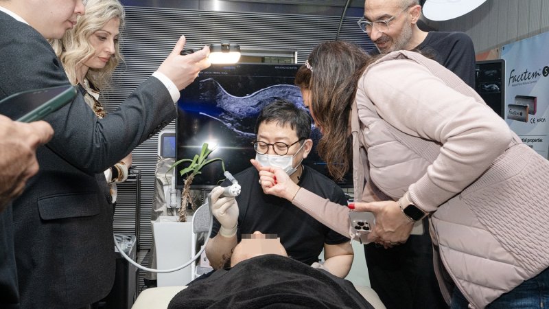 [서울=뉴시스] 김종서 김종서성형외과 원장이 콜라겐 스티뮬레이터를 활용한 라이브 시술을 선보이고 있다. (사진=시지바이오 제공) 2025.05.05. photo@newsis.com *재판매 및 DB 금지