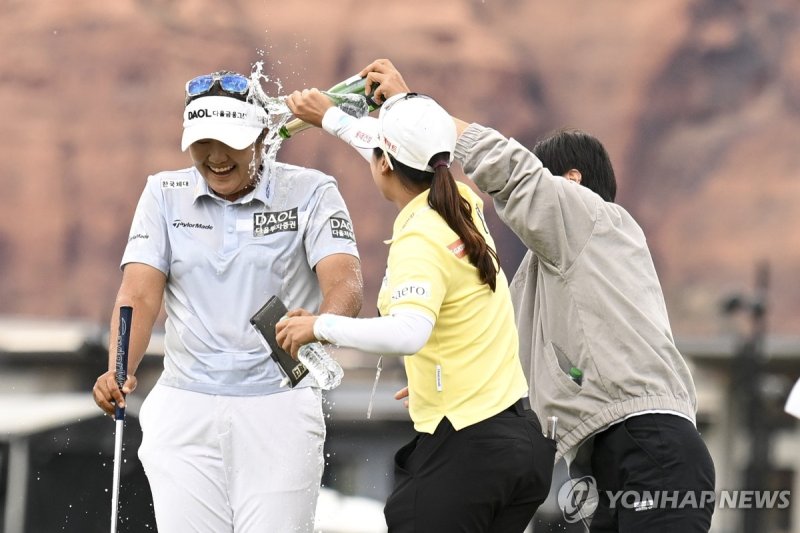 축하받는 유해란 (출처=연합뉴스)