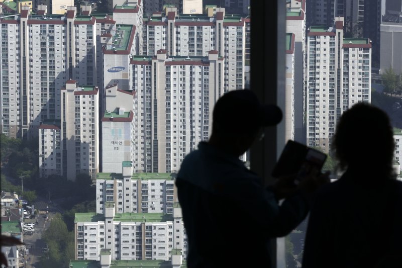 [서울=뉴시스] 최동준 기자 = 사진은 이날 서울 시내 아파트 단지 모습. 2025.04.28. photocdj@newsis.com