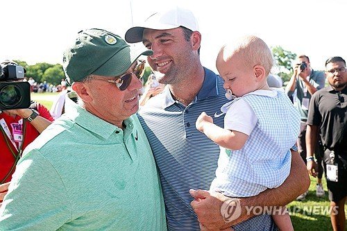 '3대가 함께' 아들을 안고 부친과 대화하는 셰플러. (출처=연합뉴스)