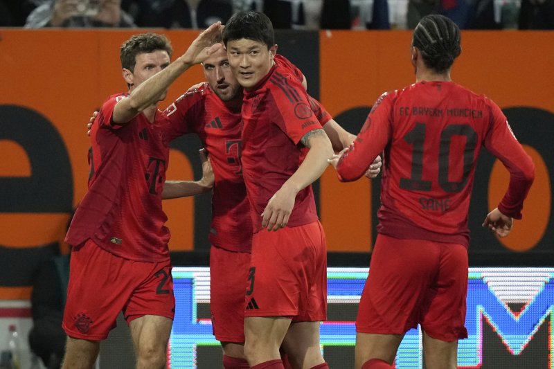 [아우크스부르크=AP/뉴시스] 바이에른 뮌헨의 김민재(가운데)가 4일(현지 시간) 독일 아우크스부르크의 WWK 아레나에서 열린 2024-25 분데스리가 28라운드 아우크스부르크와 경기 후반 15분 해리 케인의 역전 골을 축하하고 있다. 김민재는 풀타임을 뛰었고 뮌헨은 3-1로 역전승하며 리그 선두를 질주했다. 2025.04.05.