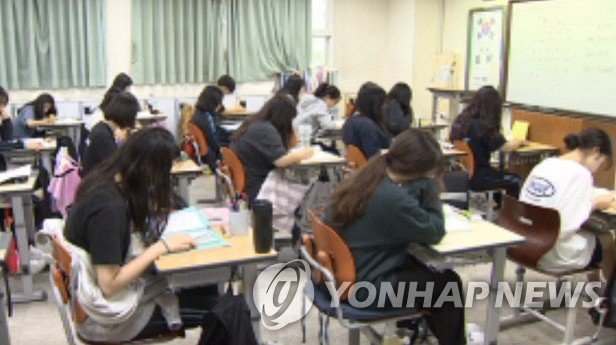 공부하고 있는 학생들 (출처=연합뉴스)