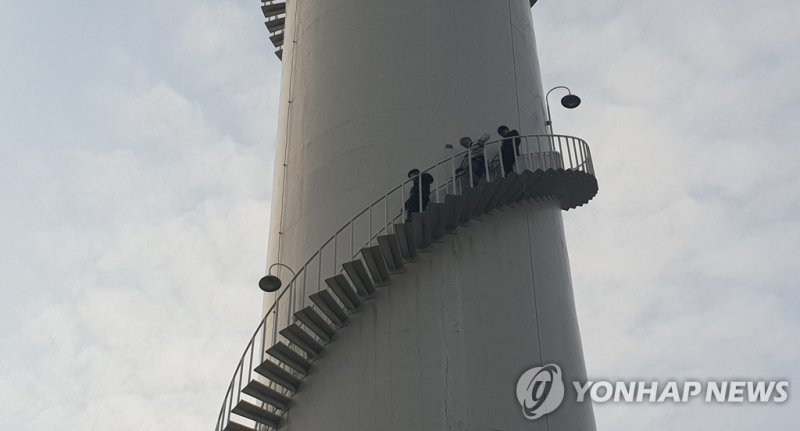 파인텍 고공농성 372일…농성자 건강검진 후 내려오는 의료진 (출처=연합뉴스)