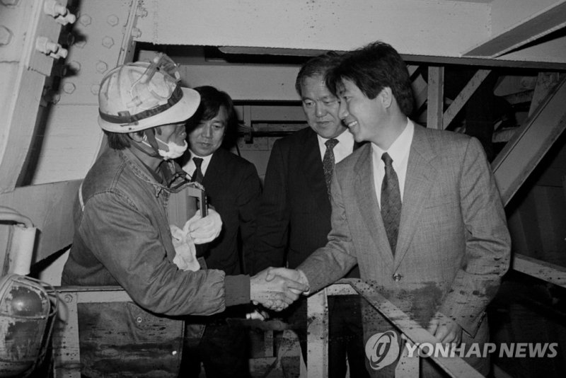 1990년 악수하는 골리앗 크레인 농성 근로자들과 민주당 의원들 (출처=연합뉴스)