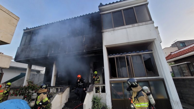 4일 오전 5시29분쯤 화재가 발생한 제주시 연동의 한 2층짜리 주택.(제주도 소방안전본부 제공, 재판매 및 DB 금지)