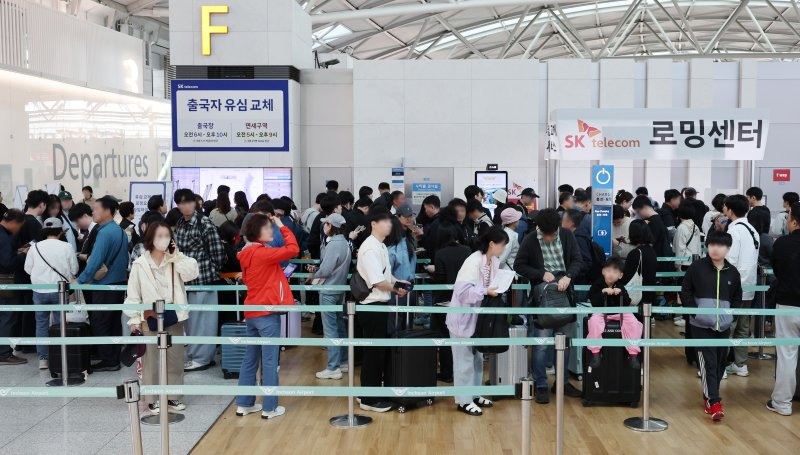 [인천공항=뉴시스] 이영환 기자 = SK텔레콤 고객들이 연휴를 앞둔 2일 오전 서울 인천국제공항 제1여객터미널 출국장 SK텔레콤 로밍센터에서 유심 교체 서비스를 받기 위해 대기하고 있다. 2025.05.02. 20hwan@newsis.com