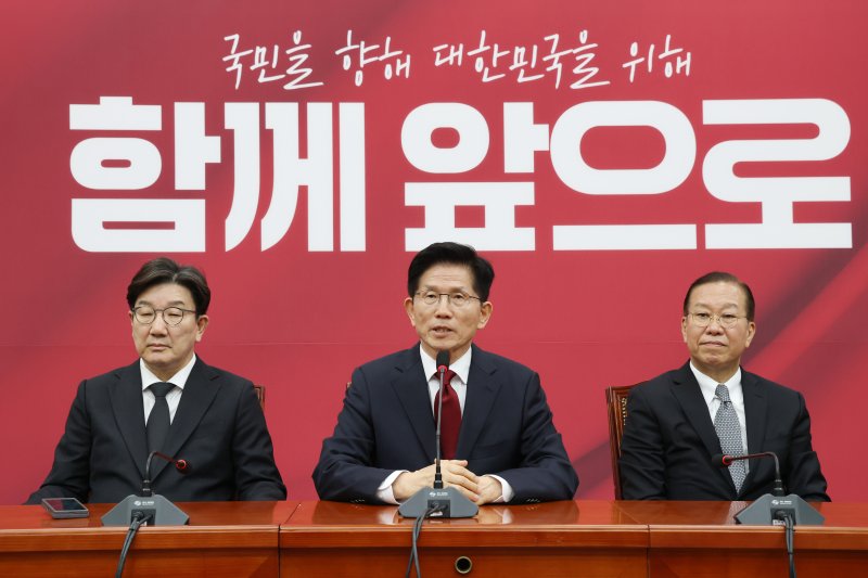 김문수 국민의힘 대통령 후보가 4일 오전 서울 여의도 국회에서 열린 선거대책위원회 회의에 참석해 발언하고 있다. 2025.5.4/뉴스1 ⓒ News1 이광호 기자