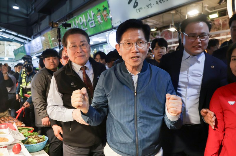 김문수 국민의힘 대통령 후보가 4일 오후 경기 의정부시 제일시장을 방문해 상인을 격려하고 있다. (공동취재) 2025.5.4/뉴스1 ⓒ News1 안은나 기자