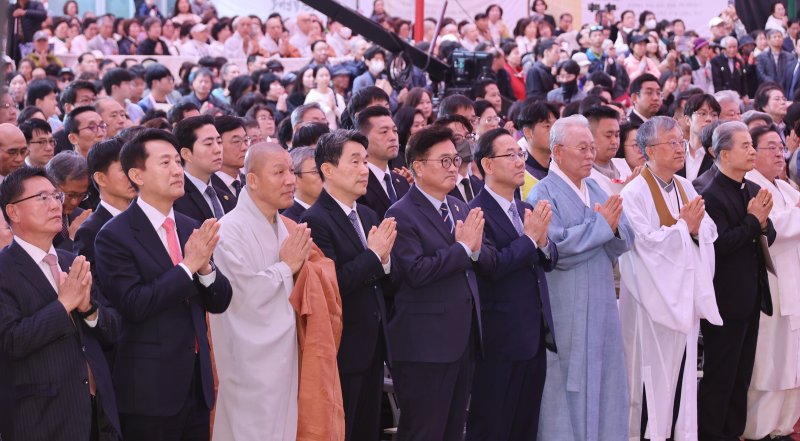 이주호 대통령 권한대행 부총리 겸 교육부 장관(앞줄 왼쪽 네번째)이 5일 서울 종로구 조계사에서 열린 불기 2569년 부처님오신날 봉축법요식에 참석해 조계종 총무원장 진우스님, 우원식 국회의장 등과 함께 합장하고 있다. 연합뉴스 제공