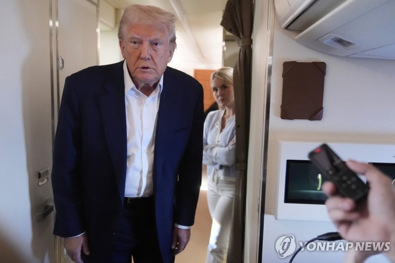 전용기에서 취재진과 문답 나누는 트럼프 (출처=연합뉴스)