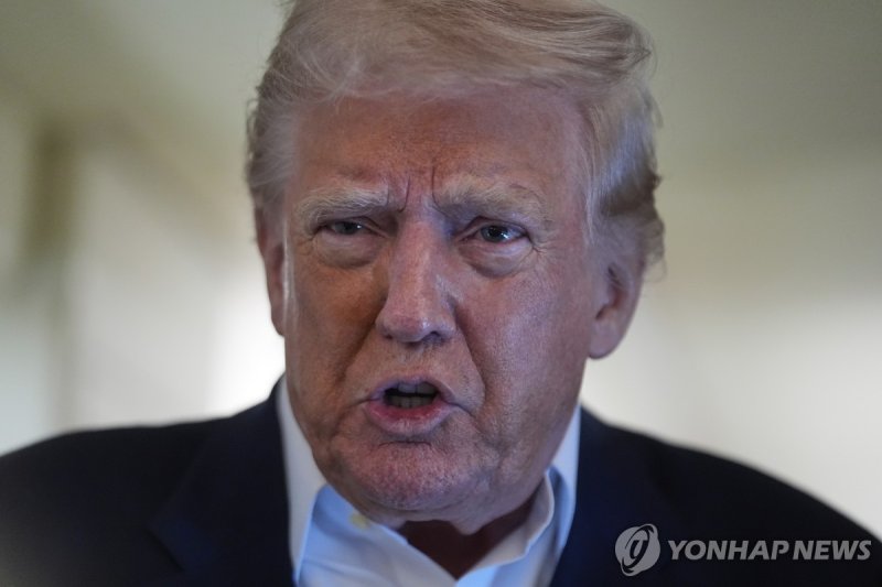 전용기에서 취재진과 문답 나누는 트럼프 (출처=연합뉴스)