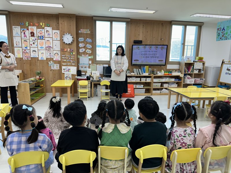 [구미=뉴시스] 그림책 읽기 수업. (사진=구미시립도서관 제공) 2025.05.05 photo@newsis.com *재판매 및 DB 금지