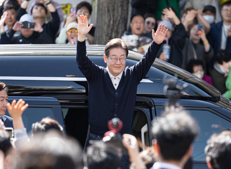 '골목골목 경청투어 : 단양팔경편'에 나선 이재명 더불어민주당 대통령 후보가 4일 오후 강원 영월군 영월서부시장에 도착해 시민들을 향해 인사하고 있다. 2025.5.4/뉴스1 ⓒ News1 이재명 기자