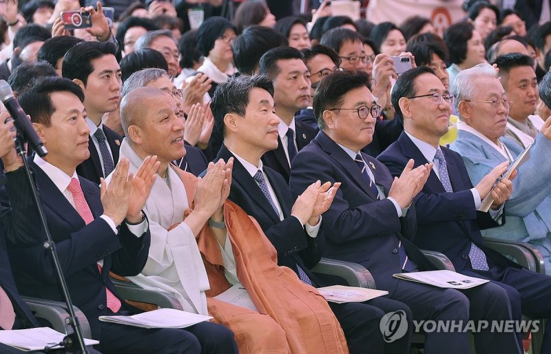 박수치는 이주호 권한대행 (출처=연합뉴스)