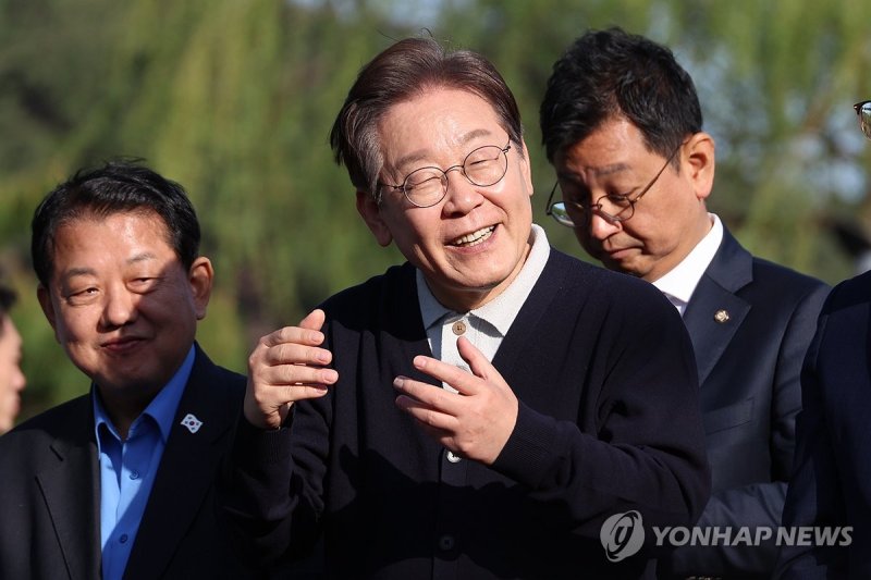 제천 의림지 찾아 지지 호소하는 이재명 후보 (출처=연합뉴스)