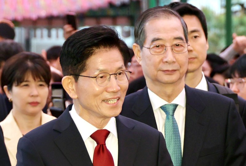 [서울=뉴시스] 최진석 기자 = 김문수 국민의힘 대선 후보와 한덕수 무소속 대선 예비후보가 5일 서울 종로구 조계사에서 열린 부처님오신날 봉축법요식에 참석하고 있다. (대통령실통신사진기자단) 2025.05.05. myjs@newsis.com