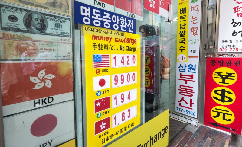 서울 명동거리의 한 환전소에 원달러 환율 등 시세가 안내되고 있다. 2025.4.25/뉴스1 ⓒ News1 허경 기자