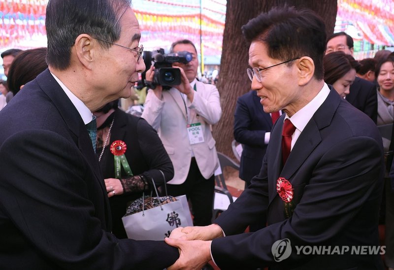 봉축법요식 마치며 인사하는 김문수 대선 후보와 한덕수 대선 예비후보 (출처=연합뉴스)