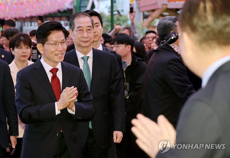 봉축법요식 참석하는 김문수 대선 후보와 한덕수 대선 예비후보 (출처=연합뉴스)