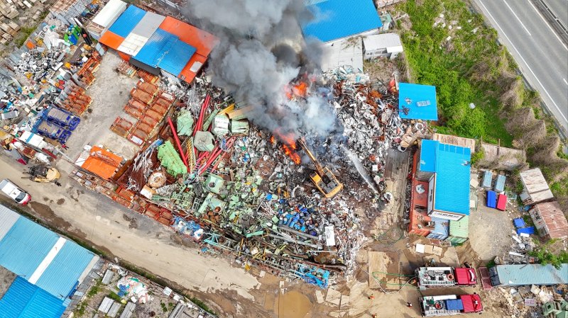[울산=뉴시스] 박수지 기자 = 5일 오전 울산시 남구 상개동 한 고물상에서 불이나 소방당국이 진화작업 중이다. (사진=울산소방본부 제공) 2025.05.05. photo@newsis.com *재판매 및 DB 금지