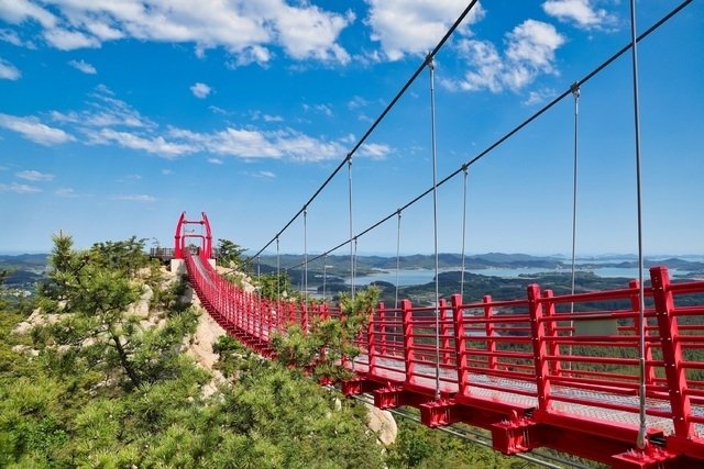 충남도는 2025∼2026 충남 방문의 해를 맞아 특정 시군을 홍보하는 ‘이달의 충남’ 콘텐츠를 운영 중인 태안을 5월의 관광지로 태안을 선정했다. 사진은 백화산 구름다리. (충남도 제공. 재판매 및 DB 금지) 2025.5.1/뉴스1