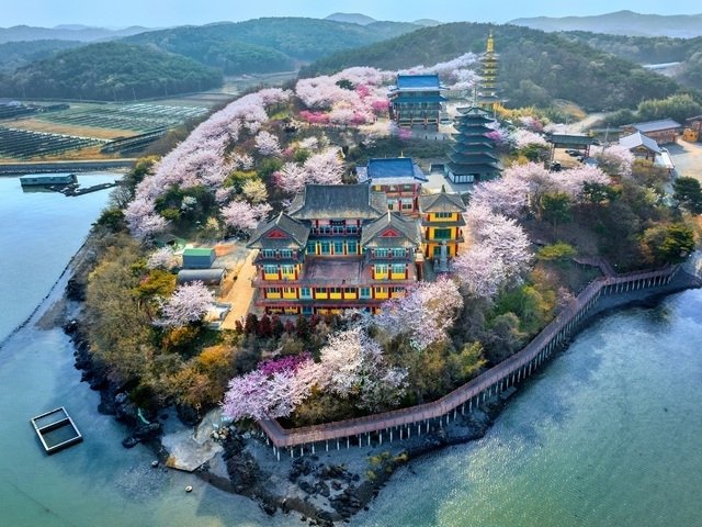충남도는 2025∼2026 충남 방문의 해를 맞아 특정 시군을 홍보하는 ‘이달의 충남’ 콘텐츠를 운영 중인 태안을 5월의 관광지로 태안을 선정했다. 사진은 안면암. (충남도 제공. 재판매 및 DB 금지) 2025.5.1/뉴스1