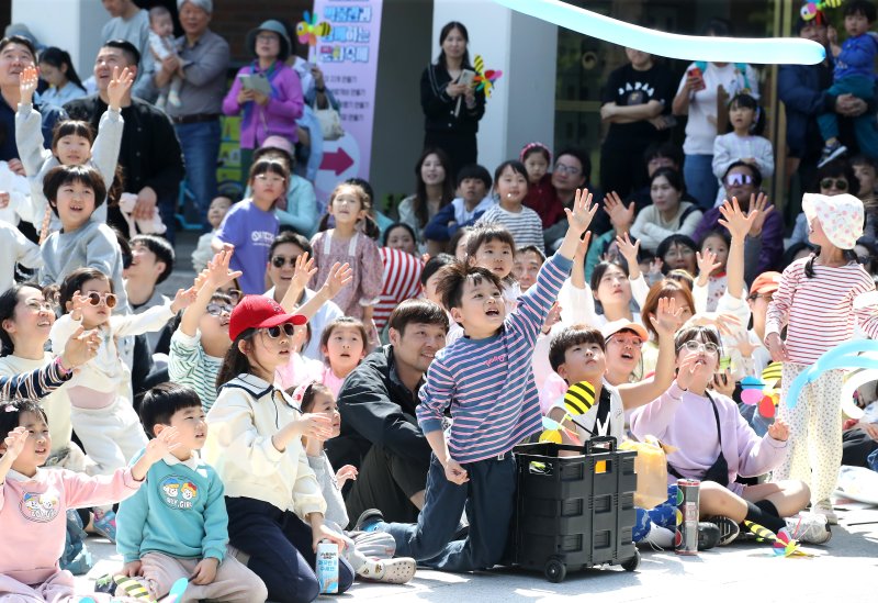 어린이날을 하루 앞둔 4일 대구 수성구 국립대구박물관을 찾은 어린이들이 마술공연을 관람하며 즐거운 연휴를 보내고 있다. 2025.5.4/뉴스1 ⓒ News1 공정식 기자