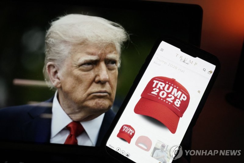 '트럼프 2028' 굿즈와 트럼프 대통령 (출처=연합뉴스)