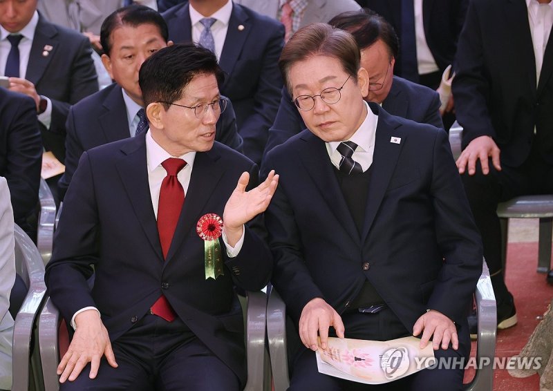 대화하는 이재명-김문수 대선 후보 (출처=연합뉴스)