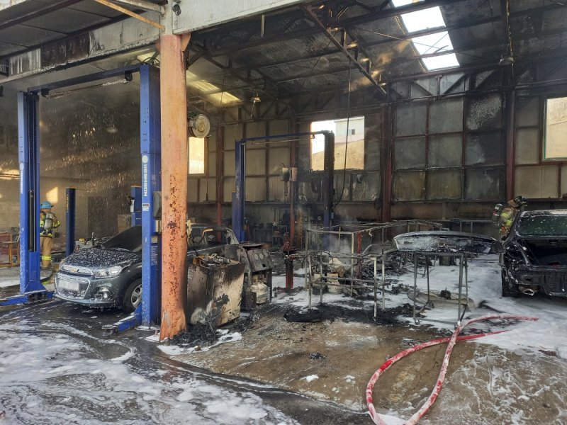 4일 부산 기장군 한 자동차 정비업체에서 불이 나 차량과 내부가 검게 타 있다. (부산소방재난본부 제공. 재판매 및 DB 금지)