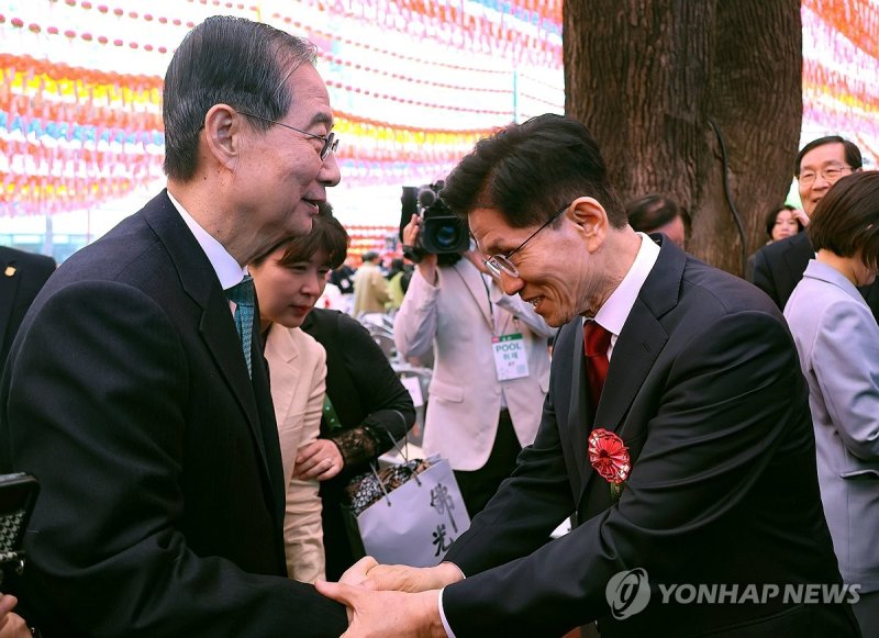 봉축법요식 마치며 인사하는 김문수 대선 후보와 한덕수 대선 예비후보 (출처=연합뉴스)