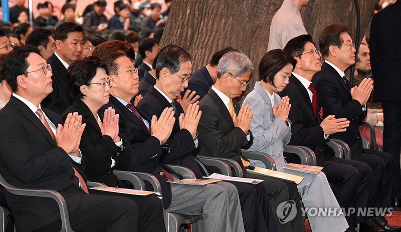 부처님오신날 합장한 대선 후보와 정당 정치인들 (출처=연합뉴스)