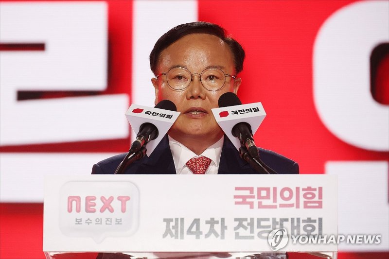 김문수 대선 후보 김재원 비서실장 (출처=연합뉴스)