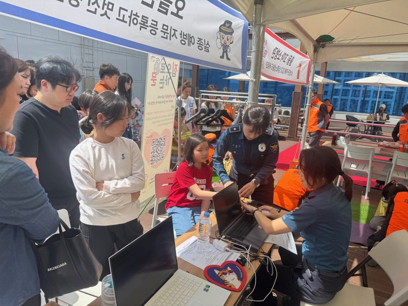 [대구=뉴시스] 대구 동부경찰서는 현대아울렛 대구점 9층 하늘정원에서 '어린이 안전 DAY' 행사를 개최했다. (사진=대구 동부경찰서 제공) 2025.05.05. photo@newsis.com *재판매 및 DB 금지