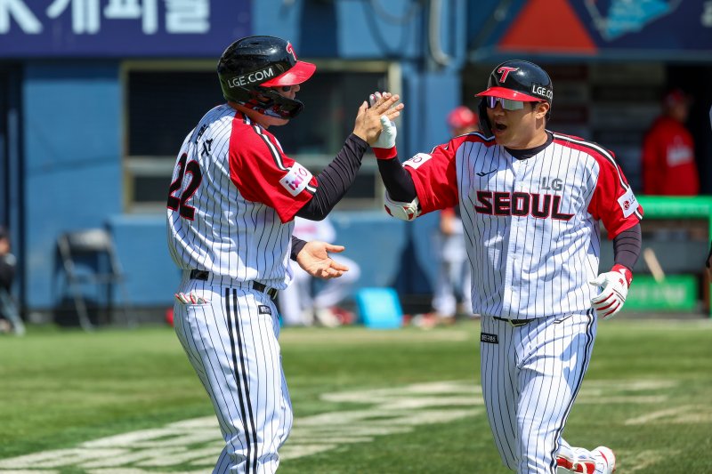 [서울=뉴시스] 프로야구 LG 트윈스 문보경(오른쪽)이 지난 4일 서울 잠실구장에서 열린 2025 신한 쏠뱅크 KBO리그 SSG 랜더스와의 경기에서 홈런을 친 뒤 베이스를 돌고 있다. (사진=LG 트윈스 제공) 2025.05.04. *재판매 및 DB 금지