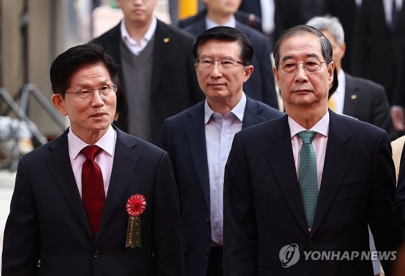 봉축법요식 참석하는 김문수 대선 후보-한덕수 대선 예비후보 (출처=연합뉴스)