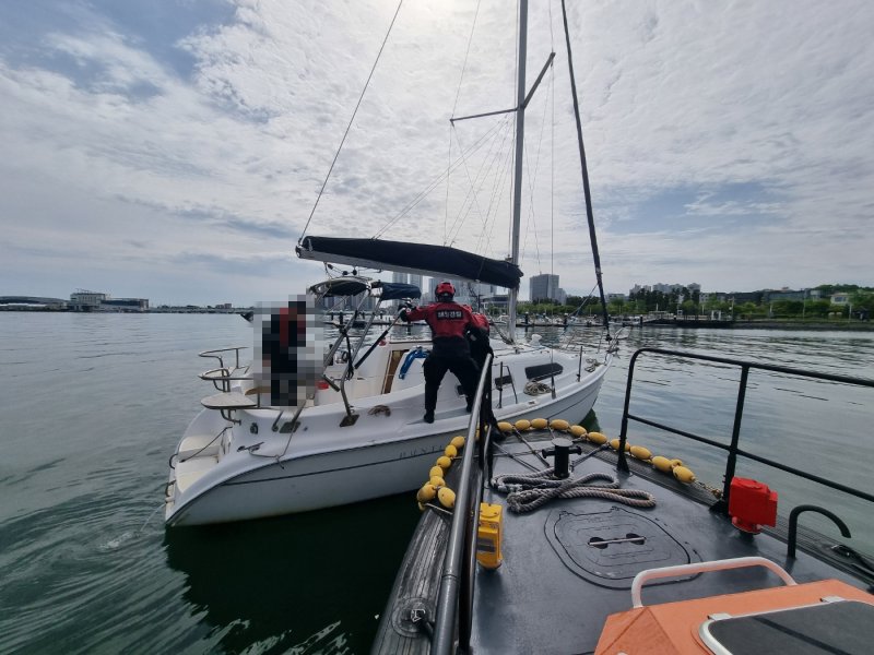 표류 중인 요트 구조하는 속초 해경.(속초해양경찰서 제공. 재판매 및 DB금지)/뉴스1