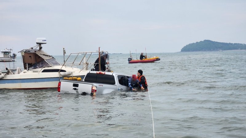[인천=뉴시스] 5일 오전 인천 중구 덕교동 거잠포선착장에서 해경 대원들이 바다에 침수된 차량에서 요구조자를 구조하고 있다. (사진=인천해양경찰서 제공) 2025.05.05. photo@newsis.com *재판매 및 DB 금지