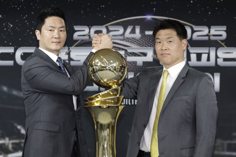 [서울=뉴시스] 최동준 기자 = 지난 1일 서울 강남구 KBL센터에서 열린 2024-2025 KCC 프로농구 챔피언결정전 미디어데이에서 서울 SK 전희철, 창원 LG 조상현 감독이 기념촬영을 하고 있다. 2025.05.01. photocdj@newsis.com