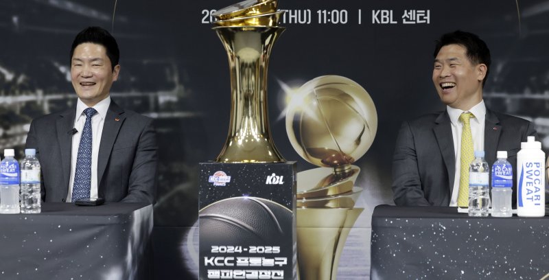 [서울=뉴시스] 최동준 기자 = 지난 1일 서울 강남구 KBL센터에서 열린 2024-2025 KCC 프로농구 챔피언결정전 미디어데이에서 서울 SK 전희철, 창원 LG 조상현 감독이 대화하며 밝게 웃고 있다. 2025.05.01. photocdj@newsis.com